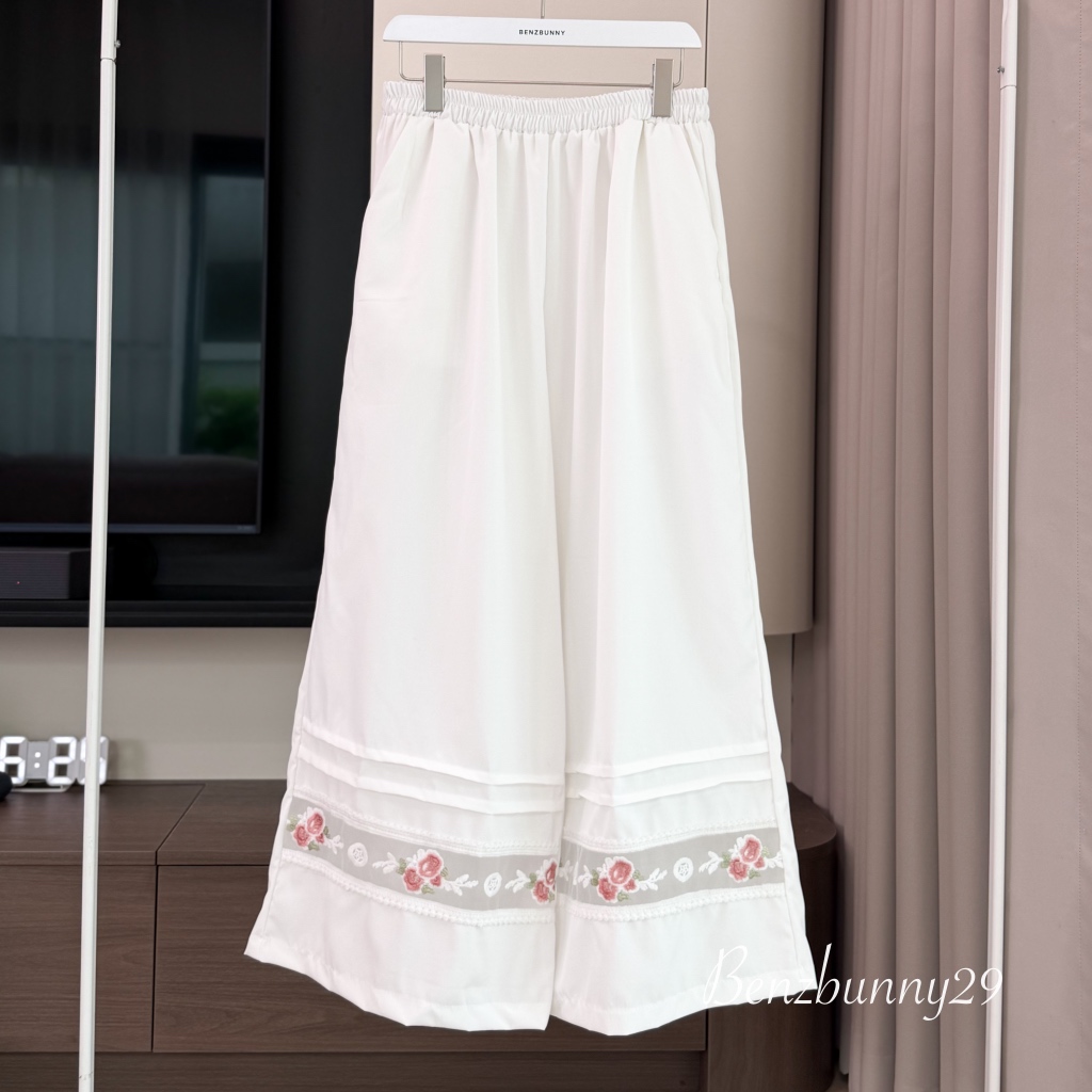 Benzbunny - Soft Lily Pants (2 size)กางเกงขายาวสีขาวทรงปล่อย เอวยางยืดสวมง่าย ตกแต่งชายกางเกงด้วยลูกไม้ #1052