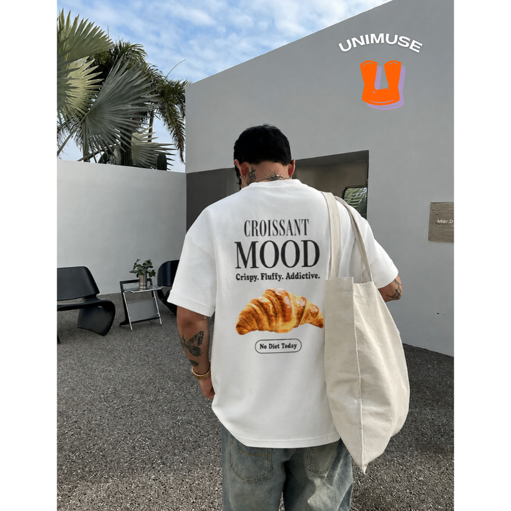 ส่งด่วน UNIMUSE เสื้อยืด โอเวอร์ไซส์ ลายครัวซอง เสื้อยืดผู้ชาย คอกลม Unisex oversized เเนวสตรีทเกาหลี