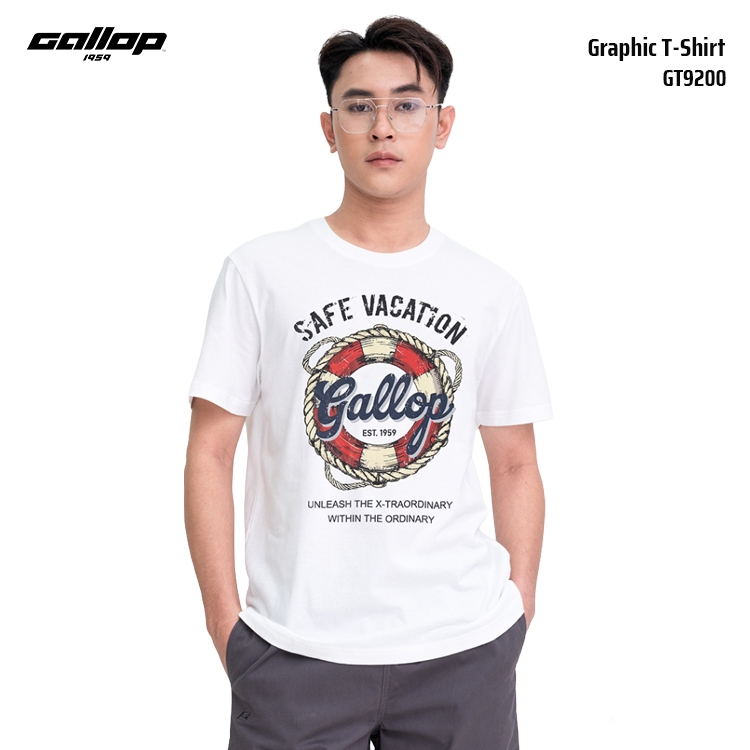 GALLOP Men’s Graphic T-Shirt เสื้อยืดคอกลมลายกราฟิก ทรง Regular Fit (GT9200)