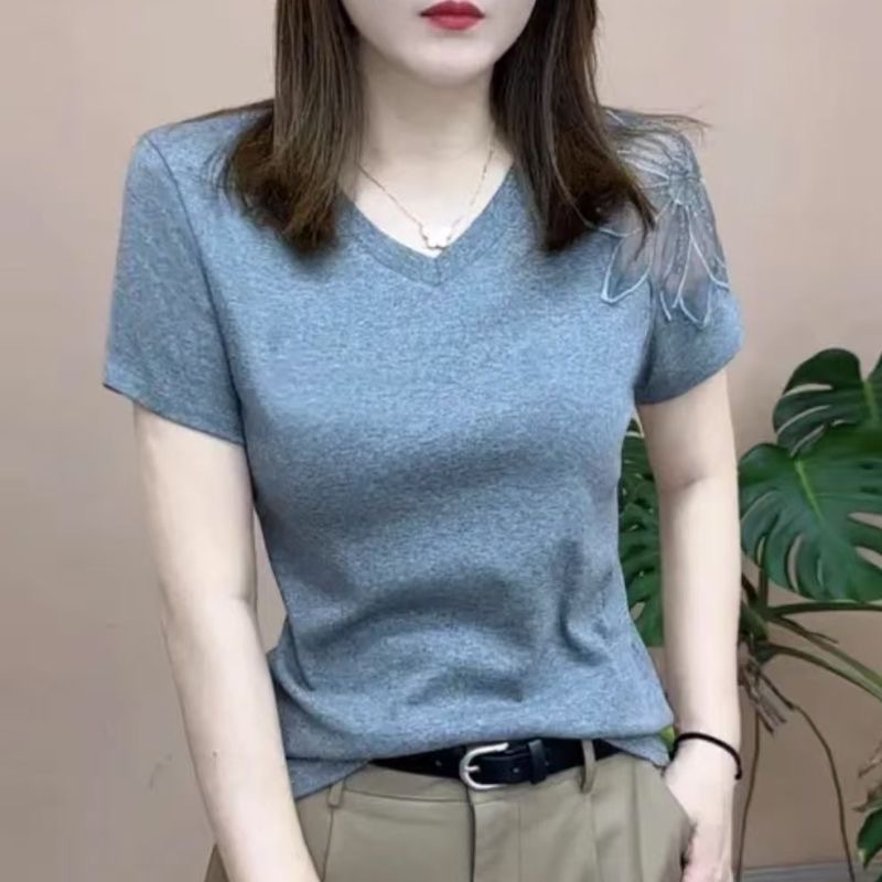 แม่ในบรรยากาศที่ลดอายุลงด้วยการชกในแฟชั่นเสื้อแขนสั้นสำหรับหน้าร้อน