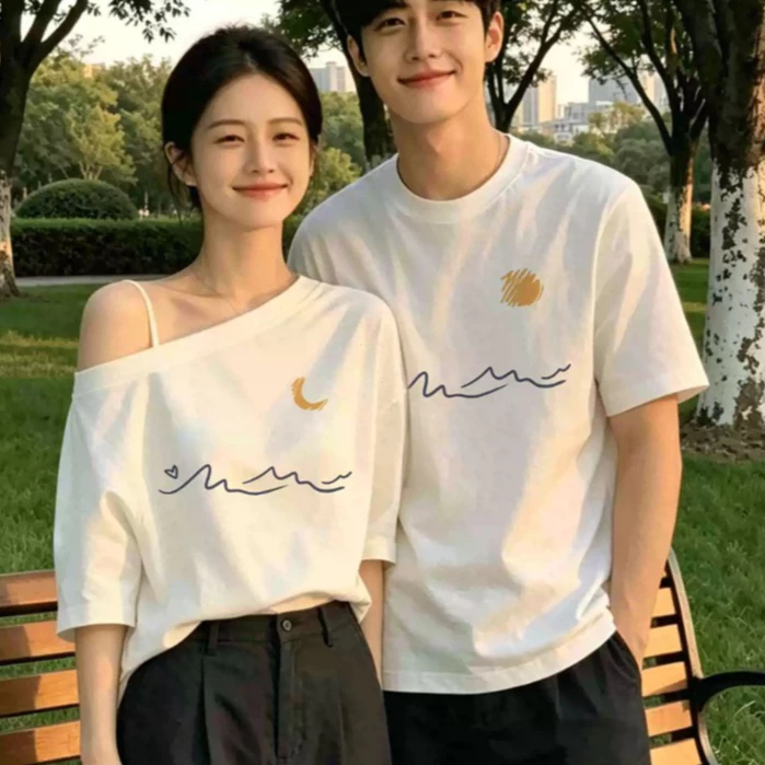 COD-เสื้อคู่รักฤดูร้อน 2026 ดีไซน์มินิมอล เสื้อยืดสีครีมลายพระจันทร์พระอาทิตย์ ผู้หญิงไหล่ลาดสายเดี่ยว ผ้านุ่มระบายอากาศ