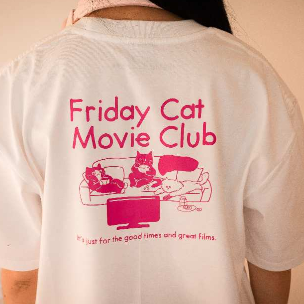 เสื้อยืดโอเวอร์ไซส์ Oversized T-shirt “Friday Cat Movie Club” สีขาว (ลาย ดำ, ฟ้า, เขียว, ชมพู)
