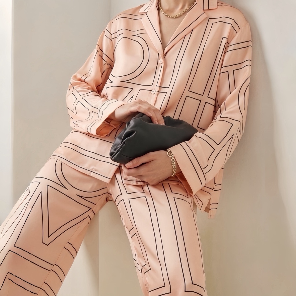 ชุดเซ็ท (เสื้อแขนยาว/กางเกงขายาว)สี Soft Peach ผ้า Silk Satin  พิมพ์เส้นสายกราฟิกสีเข้ม  (Golden Black Line)