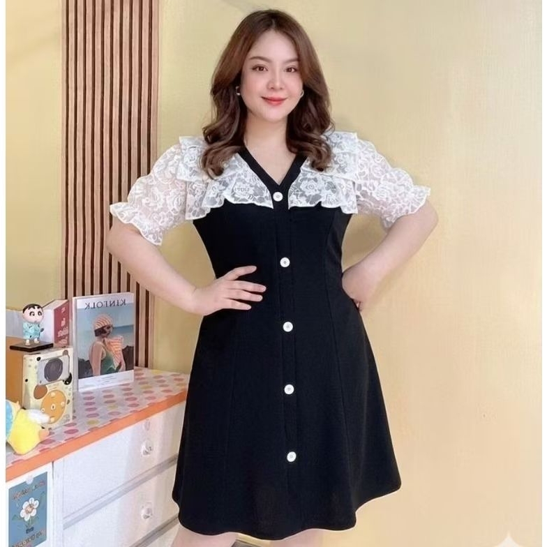 NEW ชุดเดรสสาวอวบ คอวี ผ้าวูลเวฟ แต่งผ้าลูกไม้สีขาวแต่งกระดุมด้านหน้าไม่มีสม็อคมีเชือกผูกเอว ขนาดฟรีไซส์รอบอก 40-47 นิ้ว