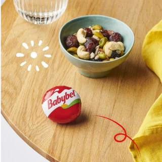 Babybel เป็นชีสก้อนขนาดเล็กจากฝรั่งเศส ห่อด้วย แว็กซ์สีแดง