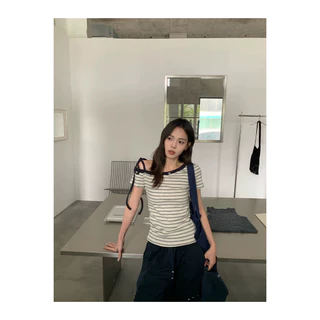 Kitty พร้อมส่ง🌸 ส่งไว กรุงเทพ เสื้อลายทาง เสื้อเปิดไหล่เฉียง สายผูกข้าง สไตล์เกาหลี ใส่คู่กางเกงยีนส์ กระโปรง