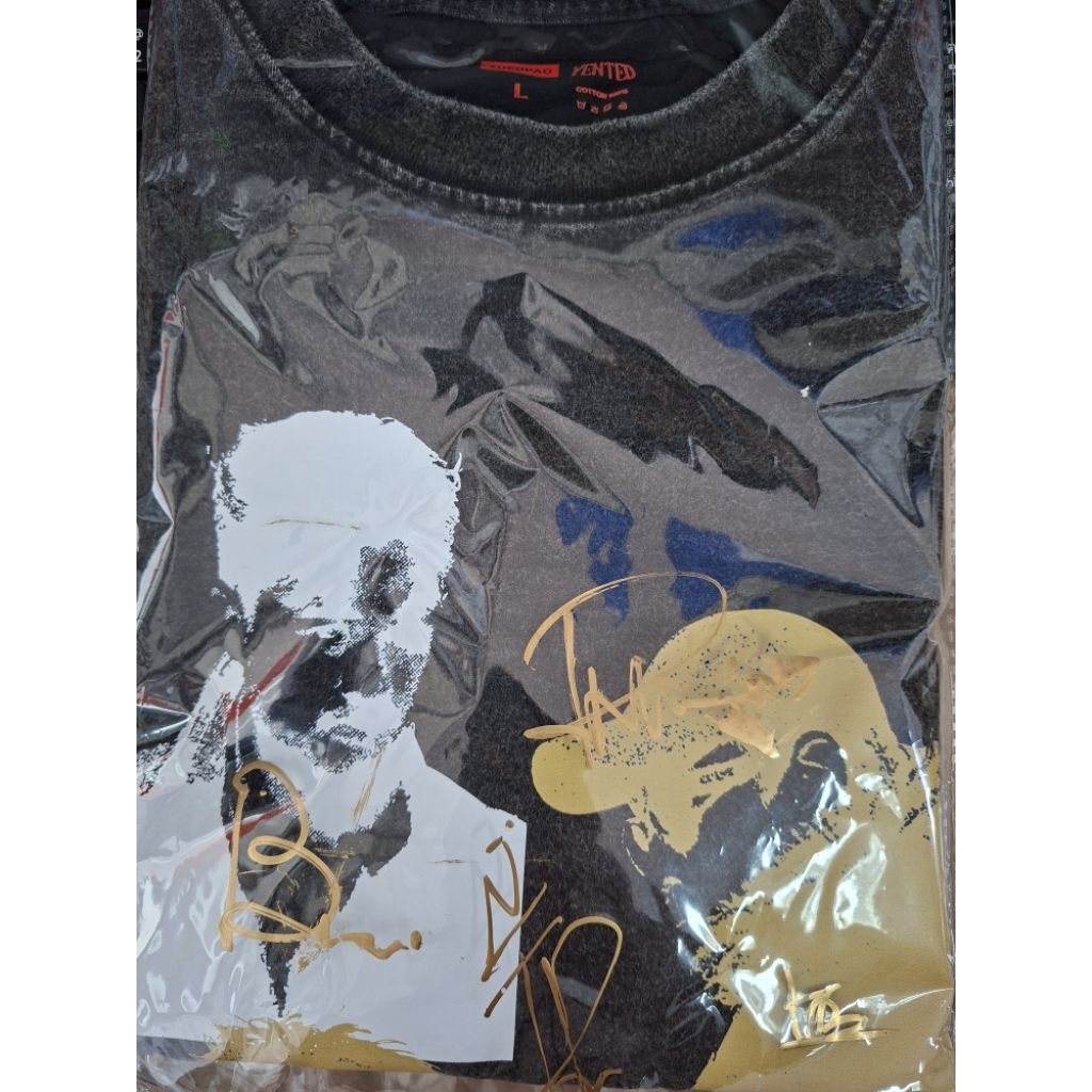 เสื้อ Yented Size L ลายเซ็นสด ครบวง มือ 1 [ลดได้ dm]