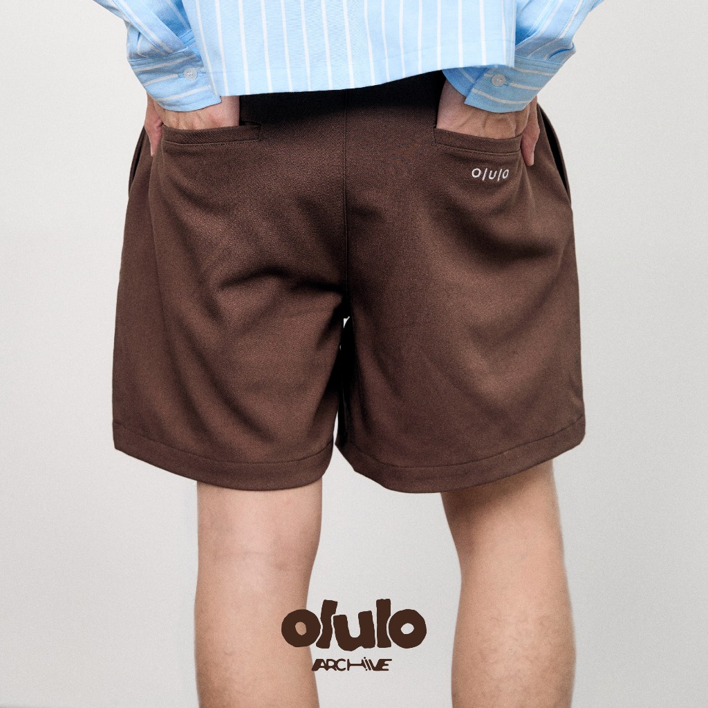 olulo Archive - Essential Shorts กางเกงขาสั้น สีน้ำตาลและสีเทา
