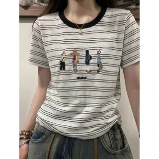 สินค้าใหม่สำหรับผู้หญิง คอลเลกชันฤดูร้อน 2026: เสื้อยืดลายทางทรงเข้ารูป คอกลมตัดสี พร้อมลายพิมพ์กราฟิก