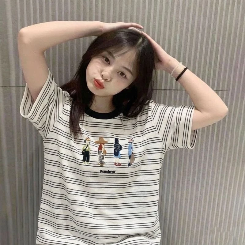 สินค้าใหม่สำหรับผู้หญิง คอลเลกชันฤดูร้อน 2026: เสื้อยืดลายทางทรงเข้ารูป คอกลมตัดสี พร้อมลายพิมพ์กราฟิก
