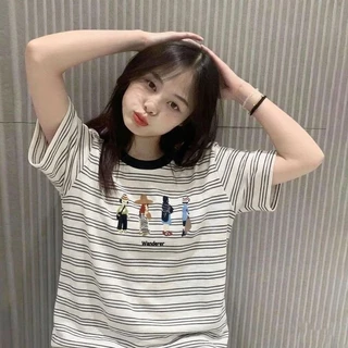 สินค้าใหม่สำหรับผู้หญิง คอลเลกชันฤดูร้อน 2026: เสื้อยืดลายทางทรงเข้ารูป คอกลมตัดสี พร้อมลายพิมพ์กราฟิก