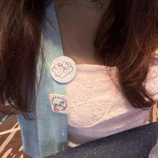 *อัพเดตลายใหม่* (Pin Badge 4.4) DINO&BUNNIES เข็มกลัดกระต่าย ขนาด 4.4 cm