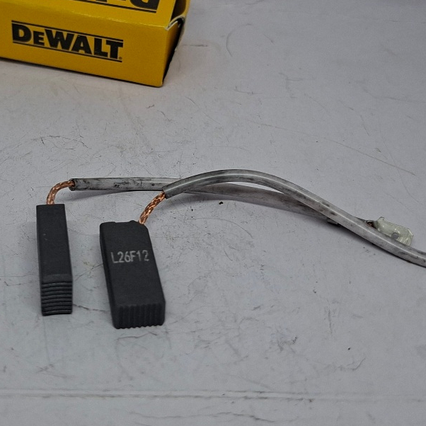 DEWALT แปรงถ่าน สว่านโรตารี่ ใช้กับรุ่น D25481 D25481K D25811 D25811K (N492849) อะไหล่แท้