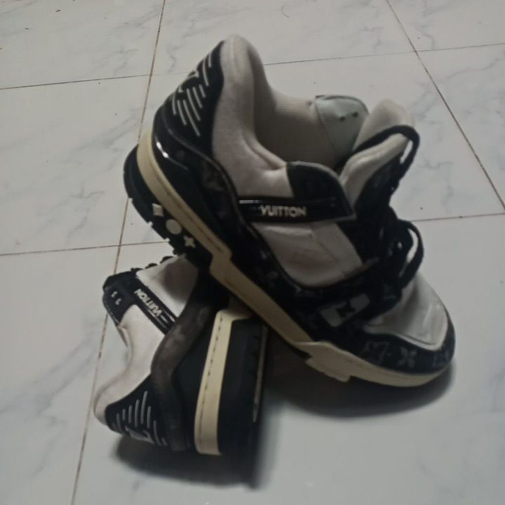 รองเท้าผ้าใบ Louis Vuitton รุ่น LV Trainer