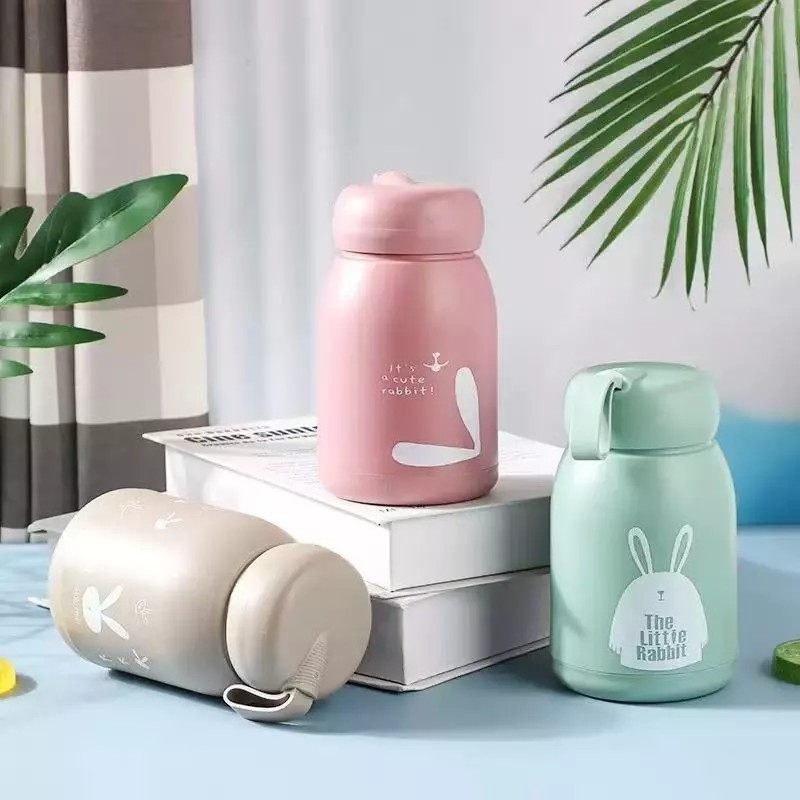 กระบอกน้ำ 330ml. ขวดแก้วใส่น้ำ พร้อมปลอกซิลิโคน กันความร้อน ลายกระต่าย กันตกหล่น แบบพกพา  DailyGo