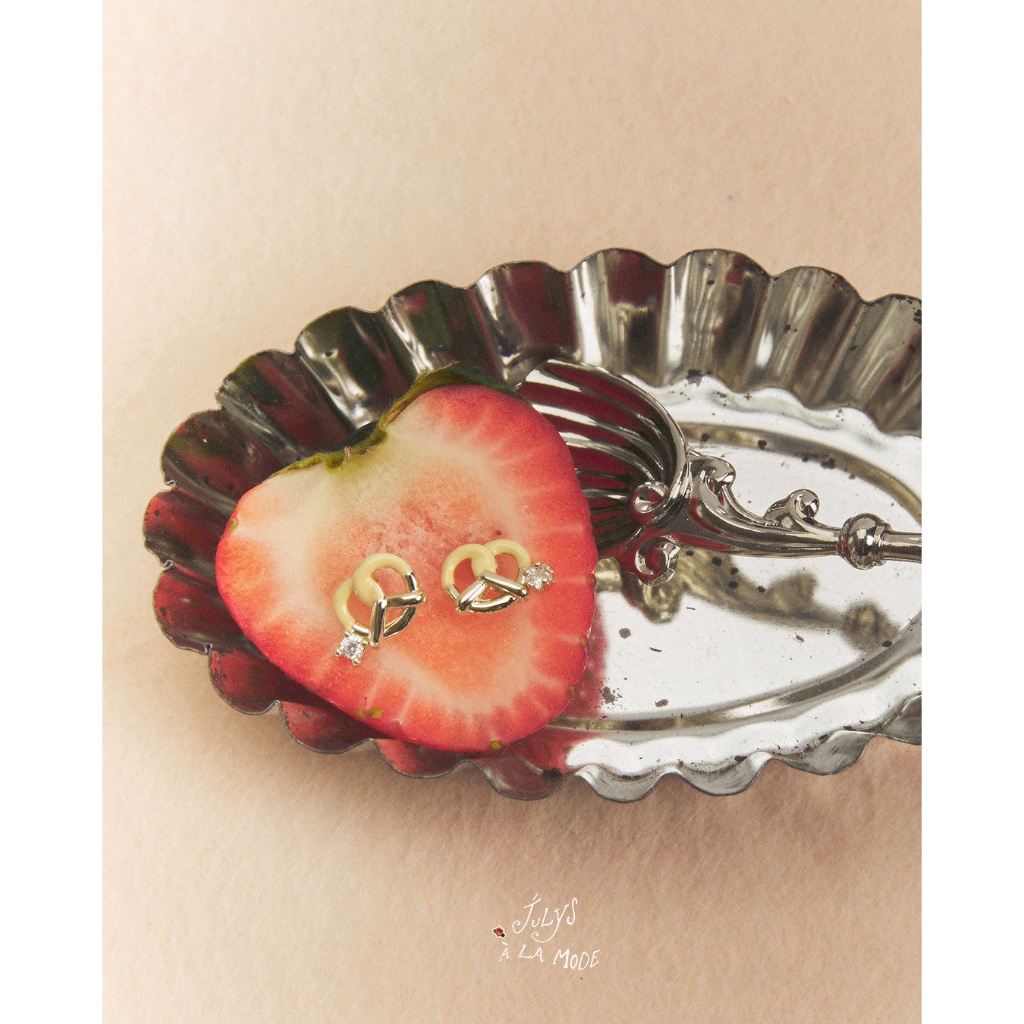 Julys - jammy pretzel earrings