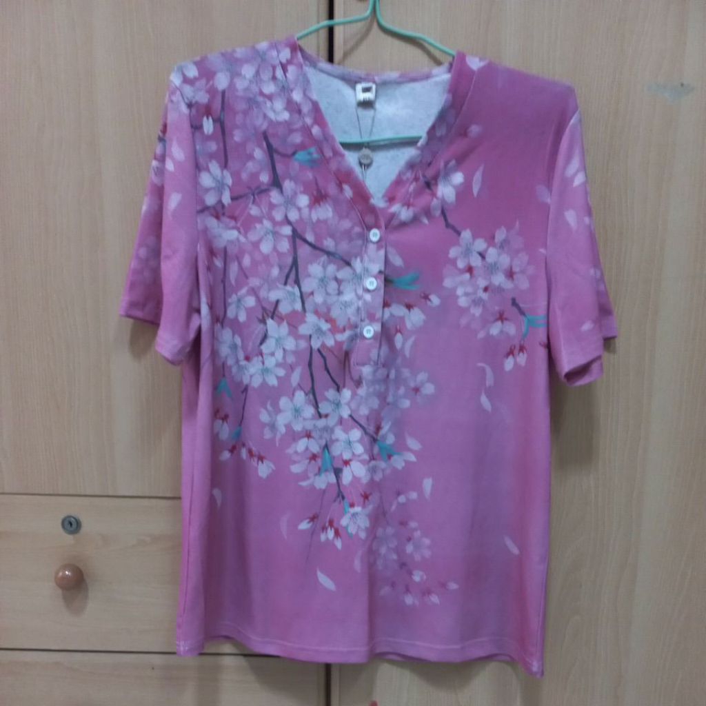 เสื้อยืดผู้หญิง size M ( อก 38" บ่า 14.5" ยาว 25") สภาพใหม่ ป้ายห้อย #Seri Shop