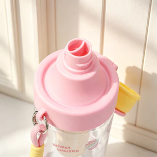 แก้วน้ำพลาสติก 750ML มีหลอดดูด ฝาปิดกันฝุ่น สายคล้องสะพาย พกพาง่าย แก้วน้ำสำหรับเด็กนักเรียน ดีไซน์น่ารัก ใช้ได้ทุกวัน