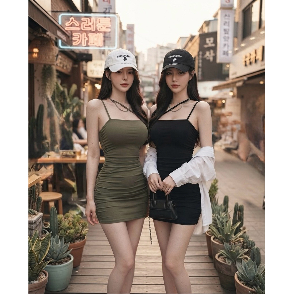 เดรสสั้นแต่งสายไขว้ ดีเทลย่นสองข้างเพิ่มทำให้ดูสัดส่วนชัดขึ้น