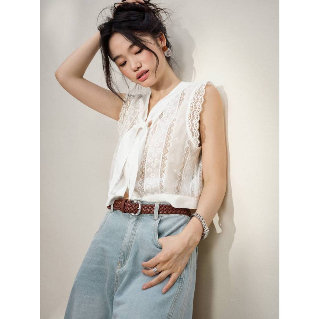 [พร้อมส่ง/Preorder] KUOSE : Sleeveless Floral Lace Top