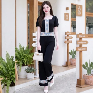 สินค้าพร้อมส่ง ชุดเซต 2 ชิ้น เสื้อแฟชั่นทรงครอปแต่งลูกไม้ + กางเกงเอวสม๊อคปลายขาแต่งลูกไม้ ใส่แมท A8448