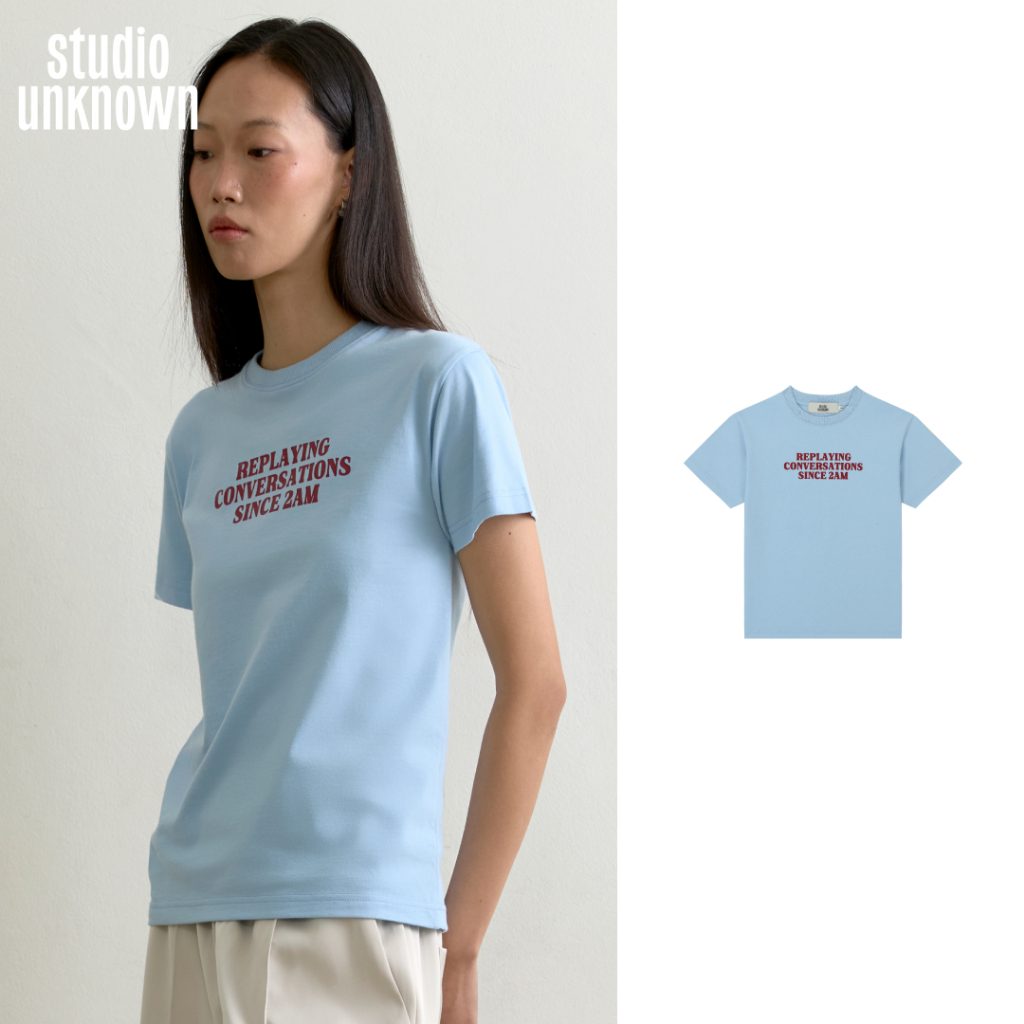STUDIO UNKNOWN -Replaying Conversations Typo Regular T-shirt เสื้อยืดคอกลมสกรีนลาย Typography