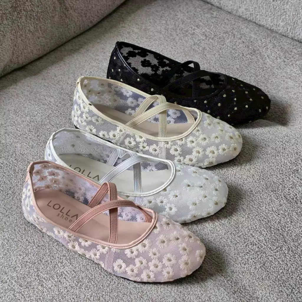 OHODOODEE รองเท้าคัทชูทรงบัลเล่ต์ (Ballet Flats) ผ้าตาข่ายโปร่งปักลายดอกไม้ เพิ่มความเก๋ด้วยสายคาดไขว้ M578