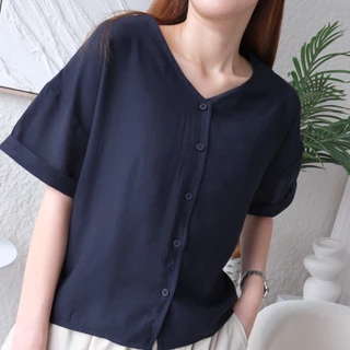 Lawyer Store [ 8211436] เสื้อคอวี แขนพับ กระดุมหน้า ใส่สบาย เนื้อผ้ามีเทกเจอร์ ดีไซน์เจาะสามเหลี่ยมด้านหลัง เสื้อผู้หญิง