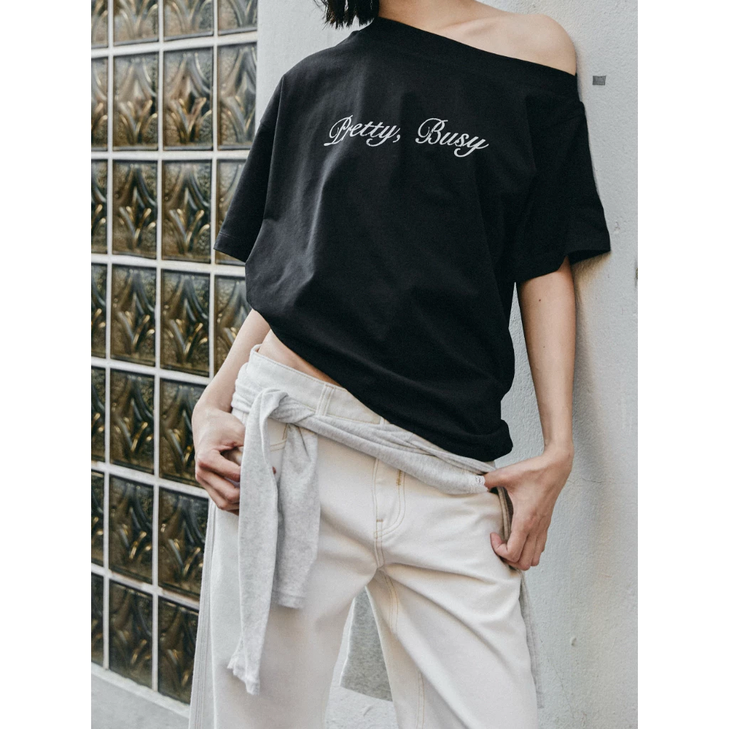 EXTRACURRICULAR | Pretty, Busy Tee เสื้อปาดไหล่ทรงโอเวอร์ไซส์