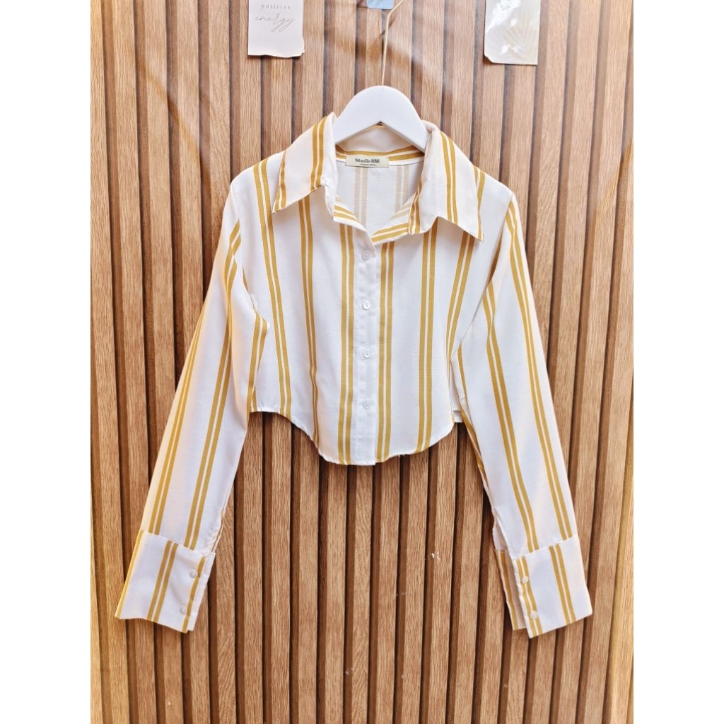เสื้อเชิ้ตครอปลายทางสีเหลืองมัสตาร์ด ทรงครอปโค้งเข้ารูปพอดีตัว💛​brand: Studio 888 (Fashion Official)