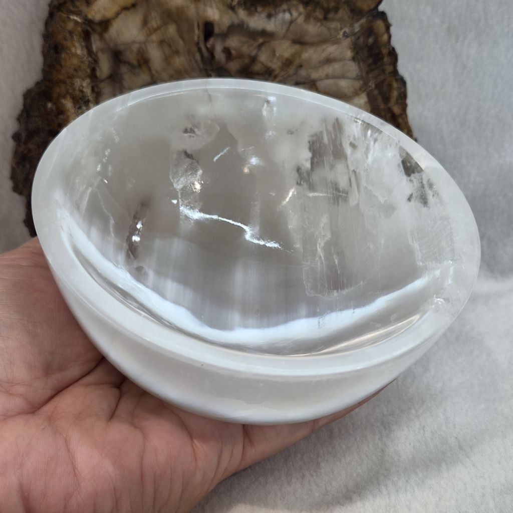 ชามหินเซเลไนต์(Selenite Bowl)เซเรไนต์(Selenite)หน้ากว้าง 12 ซม.หนา 4.1 ซม.ลึก 3.5 ซม.น้ำหนัก 512 g.