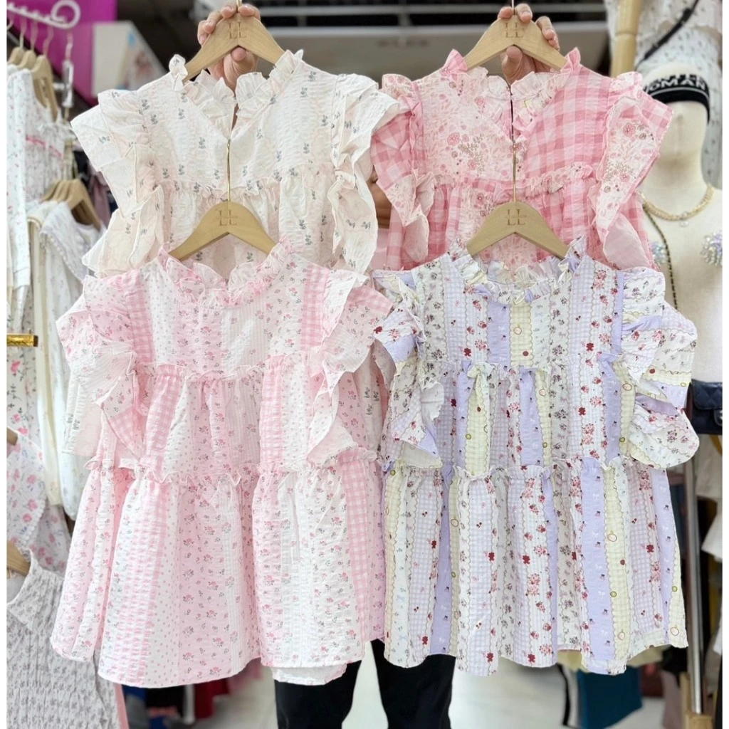 ป้าย Lilly เสื้อผ้าคอจีบต่อชั้นระบายแขน 2 ชั้น ผ้าบับเบิ้ลพิมพ์ลาย อก 41 นิ้ว ยาว 23 นิ้ว