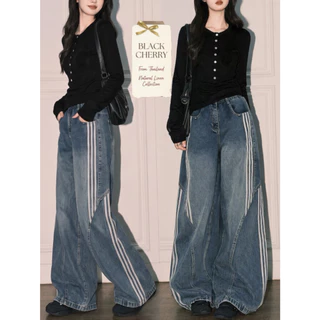Black Cherry| กางเกงยีนส์ผู้หญิง เอวสูง ขากระบอกใหญ่ ดีเทลแต่งแถบข้าง Y2K Streetwear ทรงหลวม ใส่สบาย