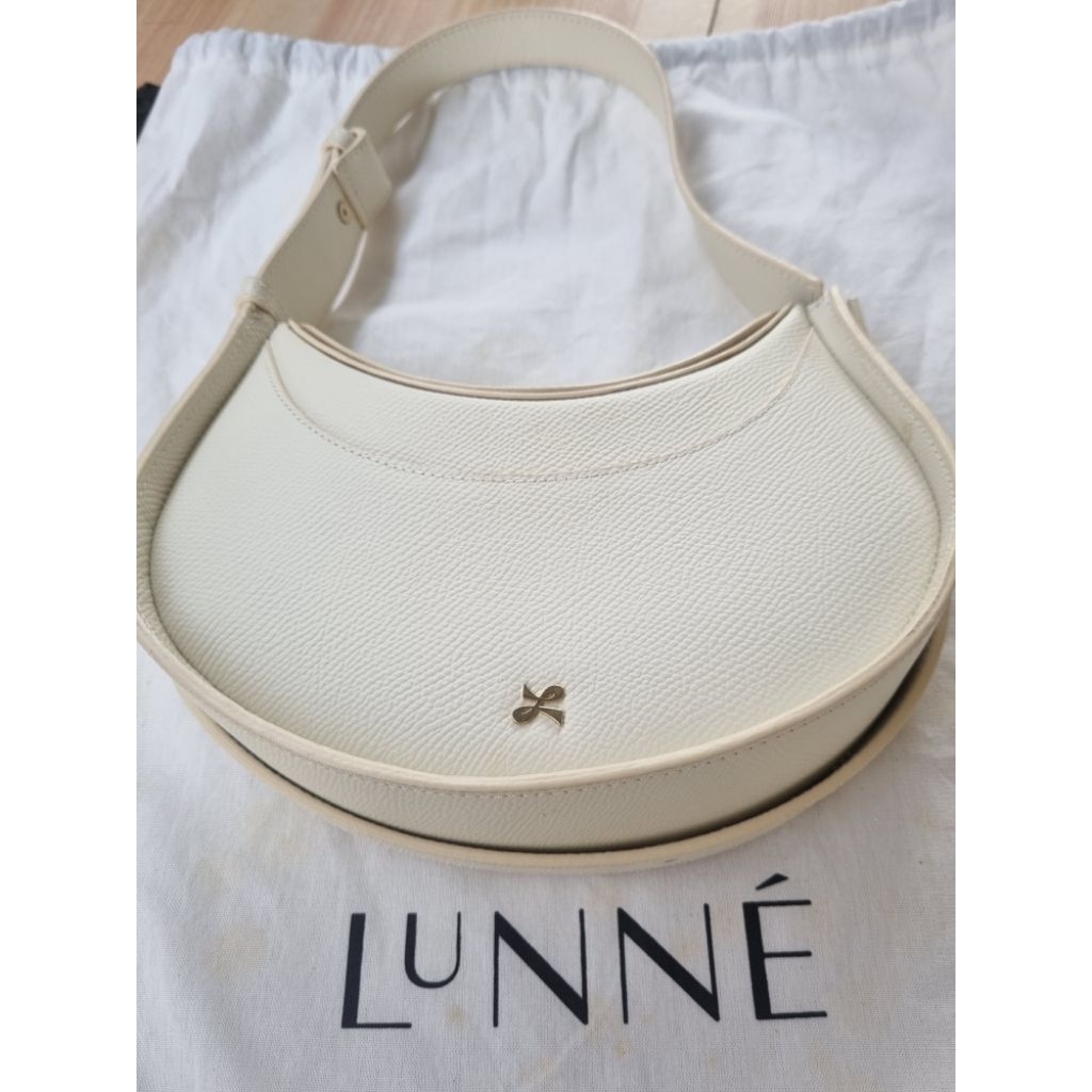 กระเป๋า LUNNE สีขาวครีม Size S สะพายไหล่หรือเป็นcross body ได้