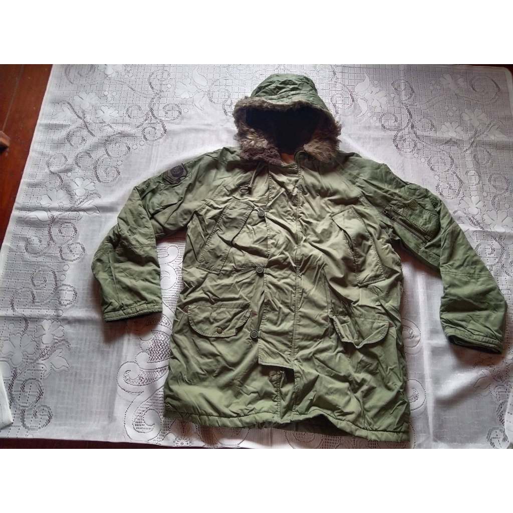 vintage N-3B parka features a fur-lined hood and multiple snap-button pockets