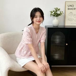 QKshop เสื้อแฟชั่นผู้หญิงทรงสวยใส่แล้วช่วยพรางหุ่นเก็บเอว ผ้าสัมผัสนุ่มระบายอากาศดี แขนตุ๊กตาสุดน่ารัก ปักฉลุสวย