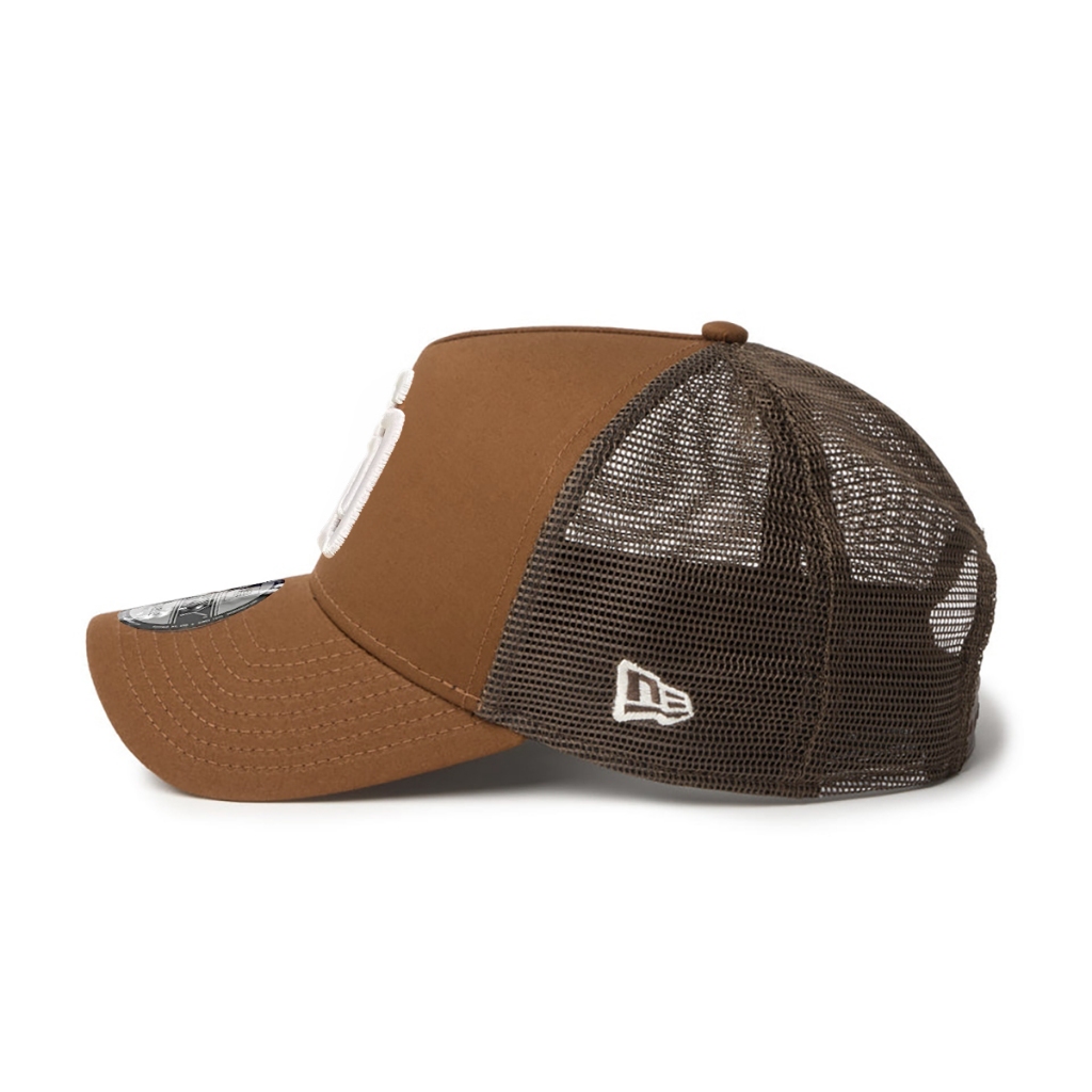 New Era قبعة تراكر 9Forty ‏San Diego Padres — بني — صورة 4