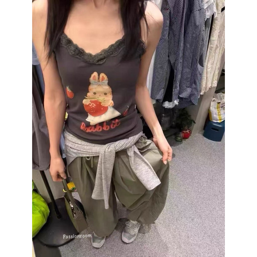 เสื้อสายเดี่ยวผ้ายืดเนื้อร่องแต่งลูกไม้น่ารักๆด้านหน้าสกรีนสวยๆลายคมชัดน่ารักเวอร์
