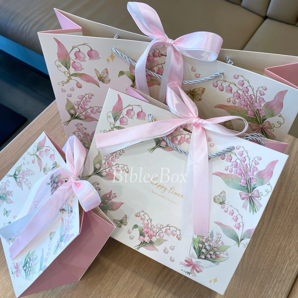 ꒰1ใบ꒱ถุงกระดาษสีชมพูนม HAPPY TIMES ลิลลี่ ออฟ เดอะ วัลเลย์ ริบบิ้นทูโทน สีขาว-ชมพู