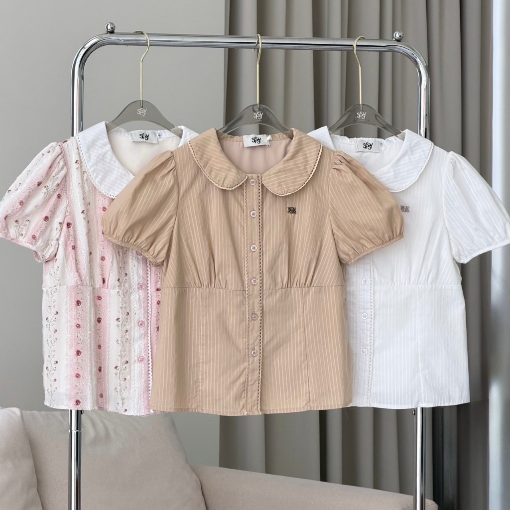 SISSY : เสื้อคอบัวแขนตุ๊กตา (S-XXL) แต่งจับจีบช่วงใต้อก เนื้อผ้านุ่มเบา มีซับใน ทรงหวานละมุน