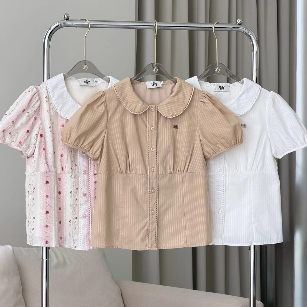 SISSY : เสื้อคอบัวแขนตุ๊กตา (S-XXL) แต่งจับจีบช่วงใต้อก เนื้อผ้านุ่มเบา มีซับใน ทรงหวานละมุน