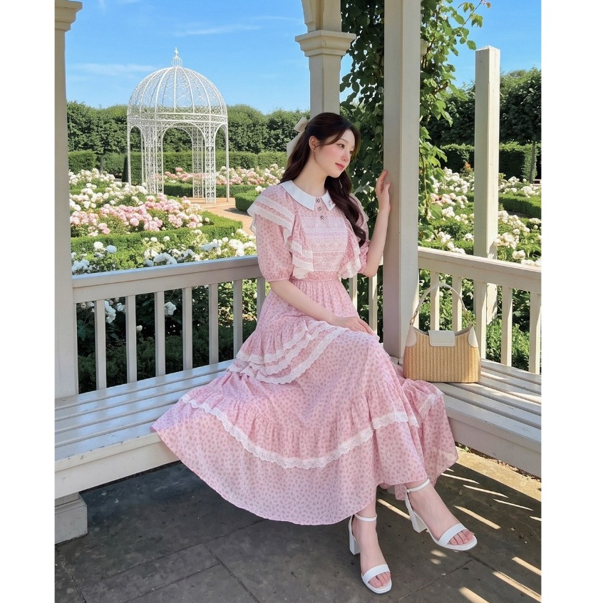 (มี3XL) Maria Diamond สีชมพู Cara Garden Dress เดรสยาวผ้าชีฟองอัดย่นพิมพ์ลาย ทรงสว แต่งลูกไม้ ปกเชิ้ต ซิปหลัง มีซับใน