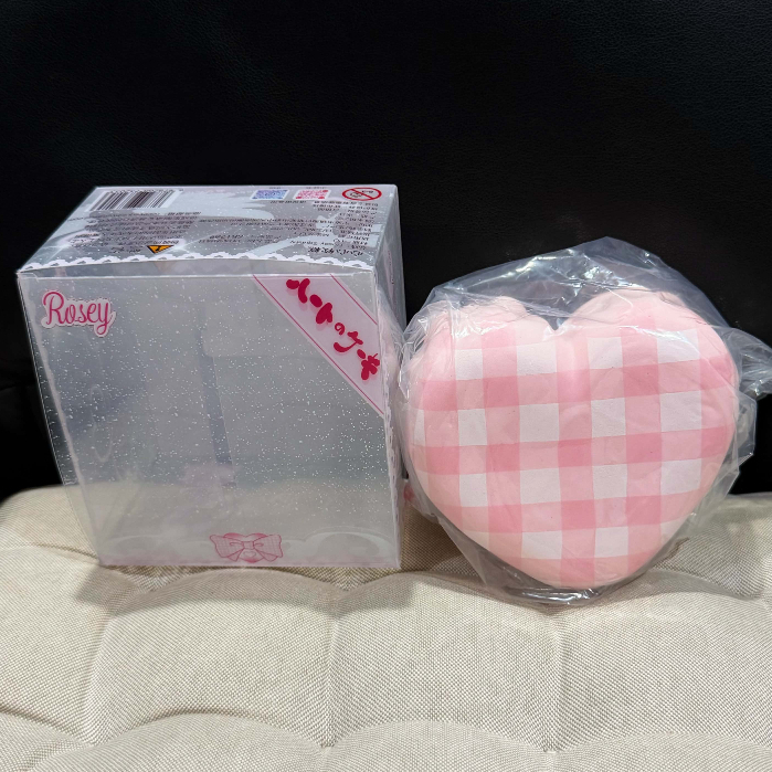 (ของแท้/มือ1) หายาก Rosey Heart Cake Squishy สกุชชี่โรซี่ เค้กหัวใจ หอมสตรอว์เบอร์รี่ นุ่ม สโลว์