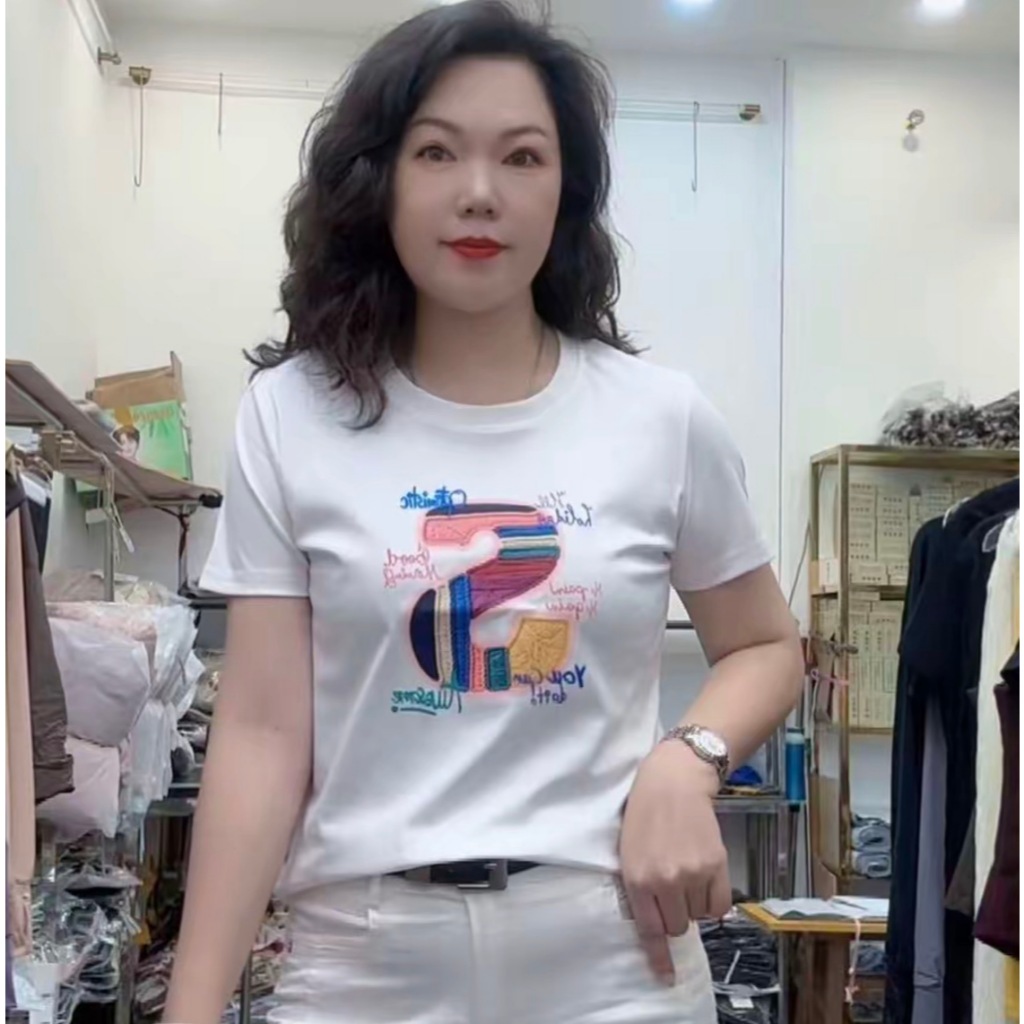 เสื้อยืดแขนสั้นคอกลมพิมพ์ลายตัวอักษร ดีไซน์หรูหราทันสมัยสำหรับผู้หญิง สไตล์ใหม่สำหรับฤดูร้อน สวมใส่ได้หลากหลายและทันสมัย