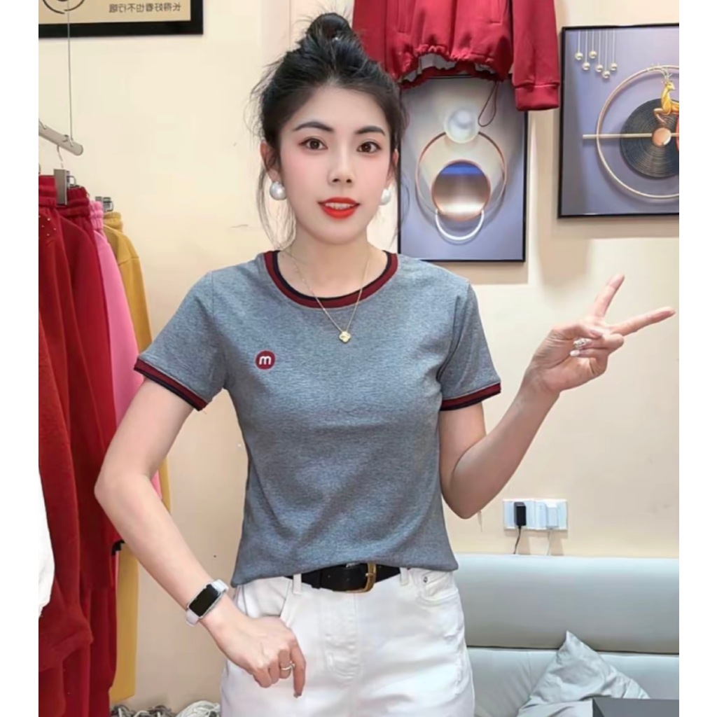 เสื้อยืดแขนสั้นคอกลม ดีไซน์อเนกประสงค์สำหรับคุณแม่ สไตล์ใหม่สำหรับฤดูร้อน คอกลมแบบสีตัดกัน เรียบง่ายและดูดี เหมาะสำหรับใ