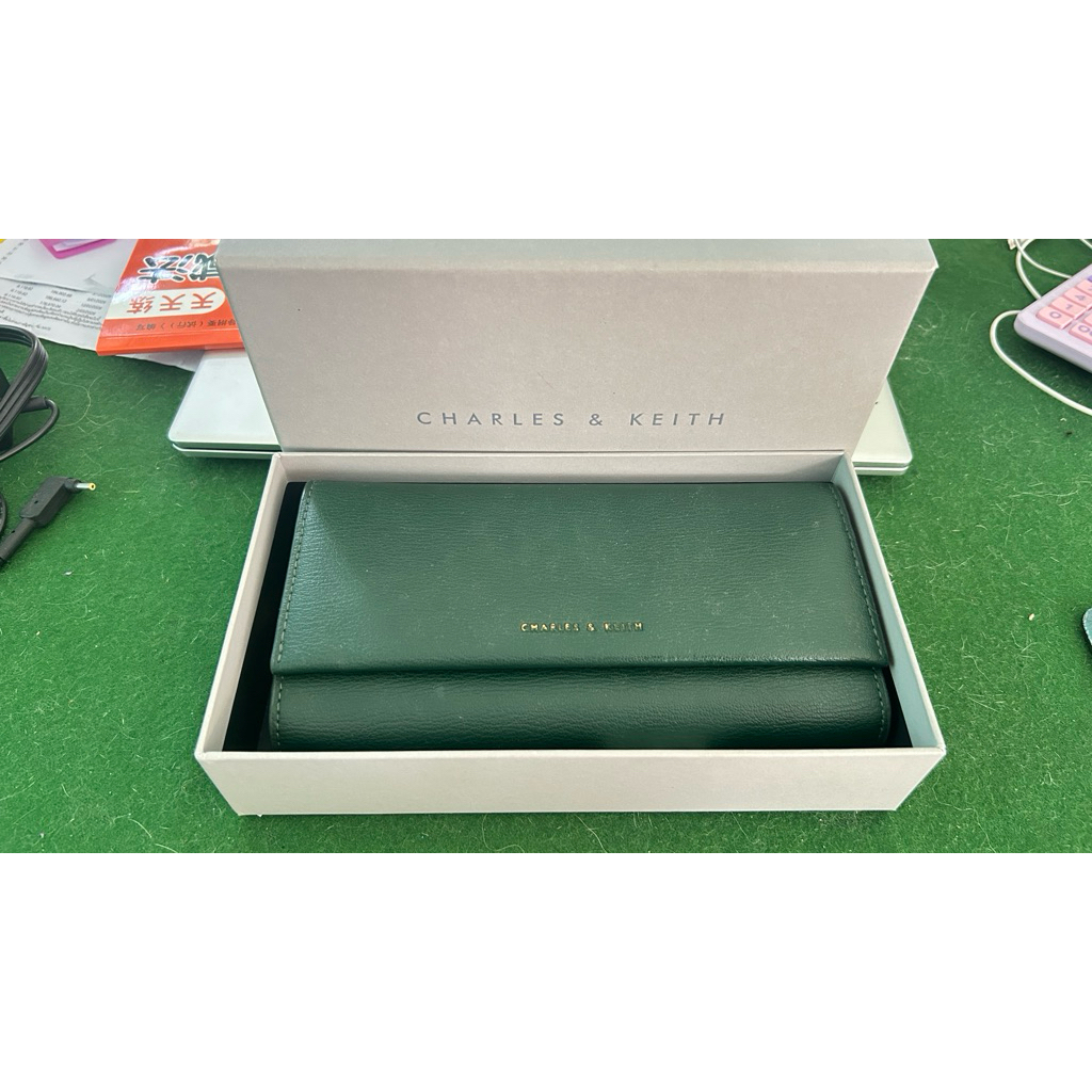 กระเป๋าสตางค์ใบยาวcharles&keith