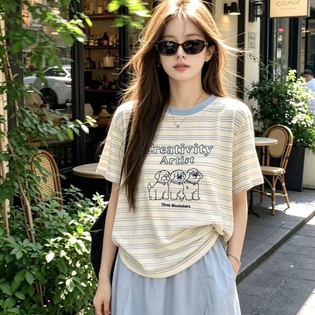 เสื้อยืดแขนสั้นสำหรับผู้หญิงสไตล์เก๋: ลายทางแบบคัลเลอร์บล็อก สวมใส่ได้หลากหลายโอกาสในลุคลำลอง มาพร้อมลายกราฟิกรูปสุนัขสุ