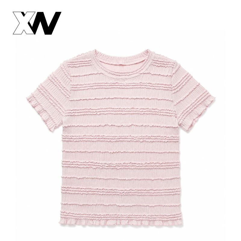 XWbrand เสื้อไซส์ใหญ่ผู้หญิงคอกลมแขนสั้น ตกแต่งรอยย่นระบายลูกไม้ทั่วตัว ผ้าบางไม่หนักตัว เสื้อแฟชั่นผู้หญิง เสื้อสั้นผู้