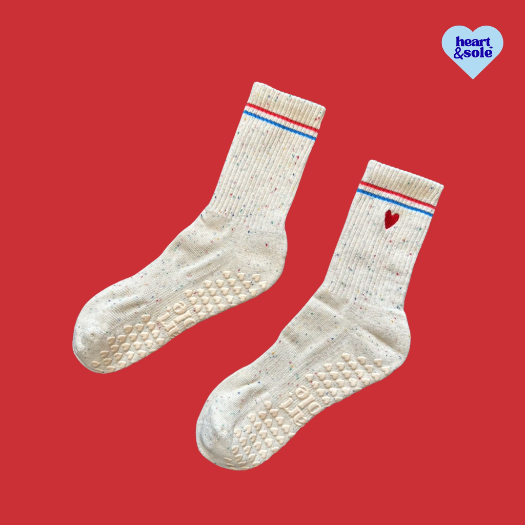 heart&sole - ถุงเท้ากันลื่น พิลาทิส โยคะ บาร์เร่ รีฟอร์เมอร์ | ถุงเท้า Varsity แถบคู่ ปักรูปหัวใจ