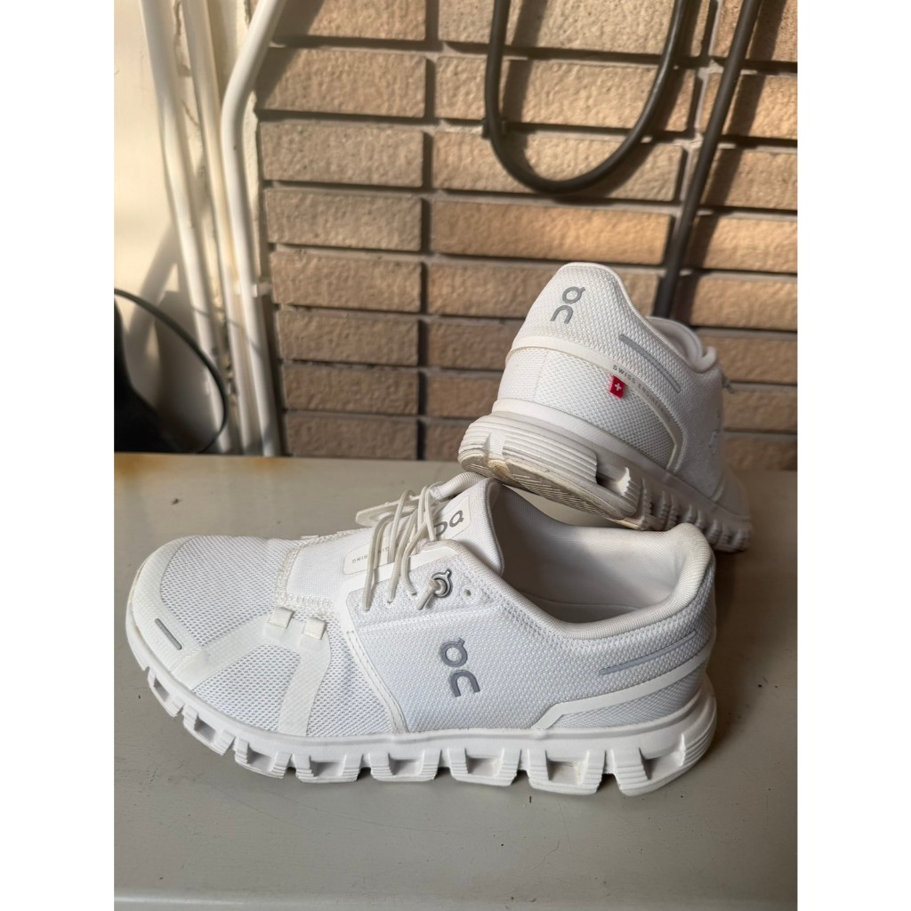 รองเท้า On Running Cloud 6 All White (US W7.5 / EUR 38.5 / JP 24.5) ของแท้ 100% สภาพ 95%